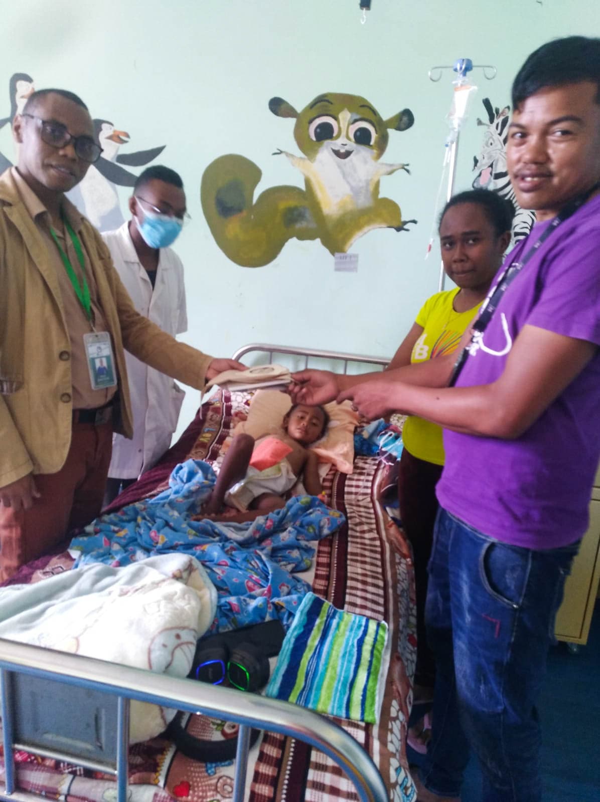 Soins médicaux : équipe auprès d'une famille lors d'une consultation.